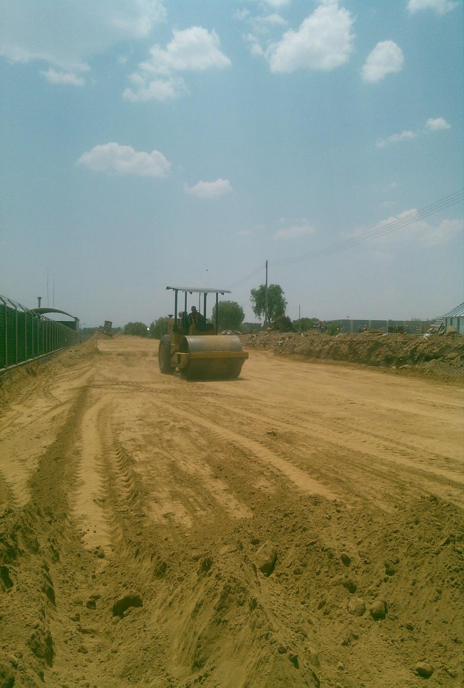 Rodillo compactando terracería ferroviaria